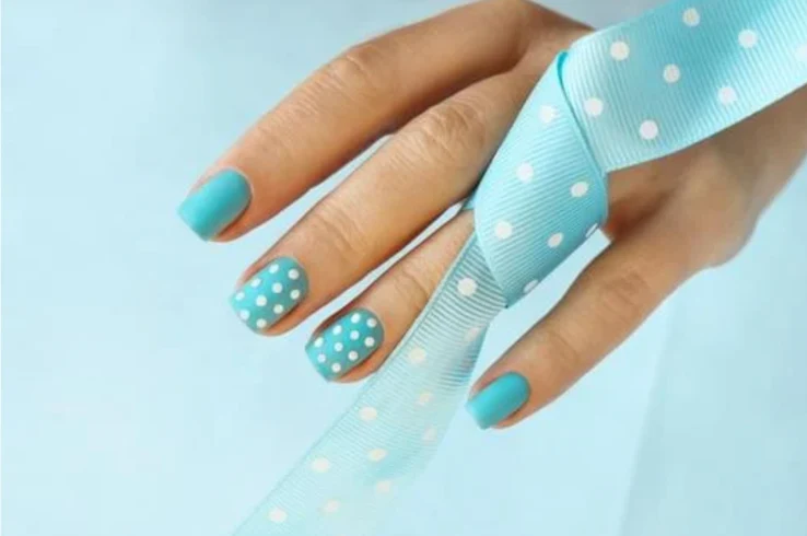 Baby blue nails with daisy feature art