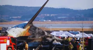 south korean airplane crash, boeing 737-800, korean air crash, plane crash south korea today, south korea flight, korean airline crash, 737-800, jeju air flight crash, korea plane crash news, south korea airport crash, south korea plane crash cause, boeing crash, bird strike, korean air, korea crash,korean flight, bangkok